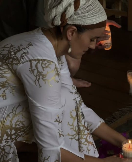 María encendiendo velas en una ceremonia
