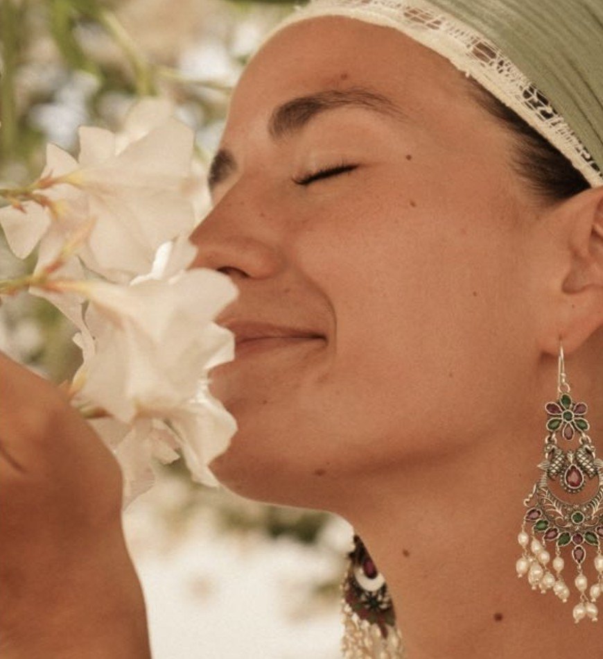 María Akal con flores blancas
